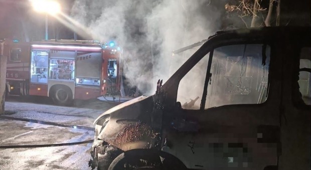 PISTICCI, IN FIAMME UN FURGONE PARCHEGGIATO NEL BOX DI UN CANTIERE